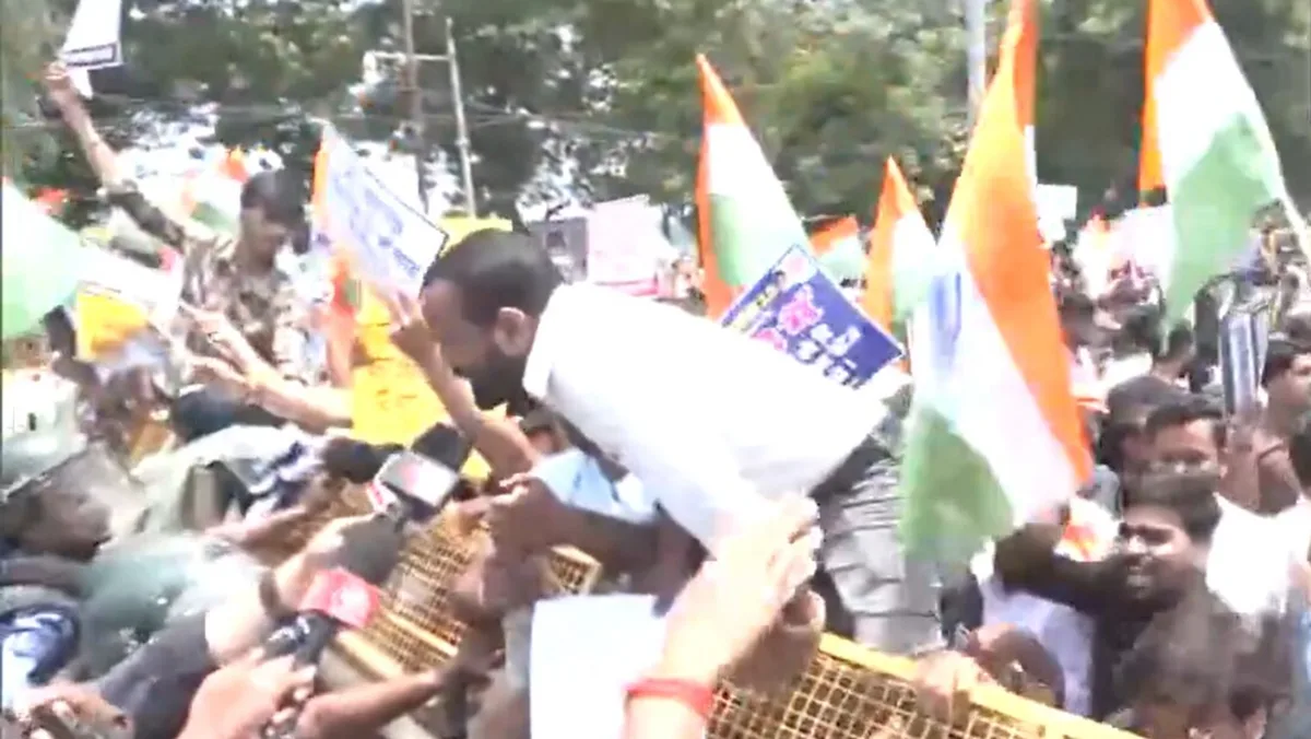 Patna students clash with police, break barricades during protest seeking cancellation of 70th BPSC exam