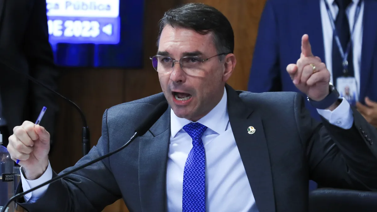 Jornal aponta que páginas oficiais de Flávio Bolsonaro citam pós-graduação que ele não fez, e equipe se manifesta Jornal aponta que páginas oficiais de Flávio Bolsonaro citam pós-graduação que ele não fez, e equipe se manifesta