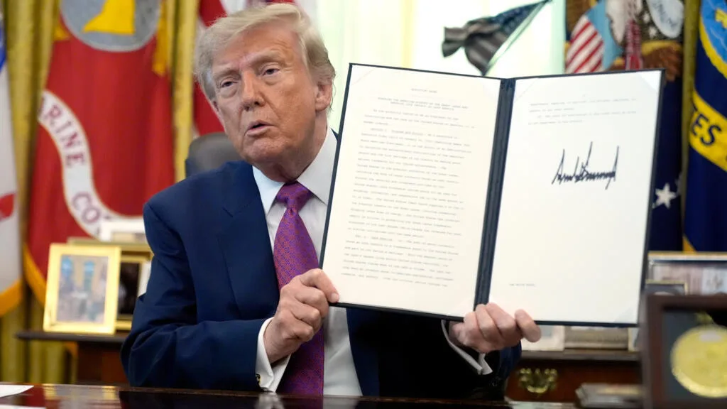 États-Unis: Trump signe un décret changeant le nom du «lac Ontario» en «lac d'Amérique»