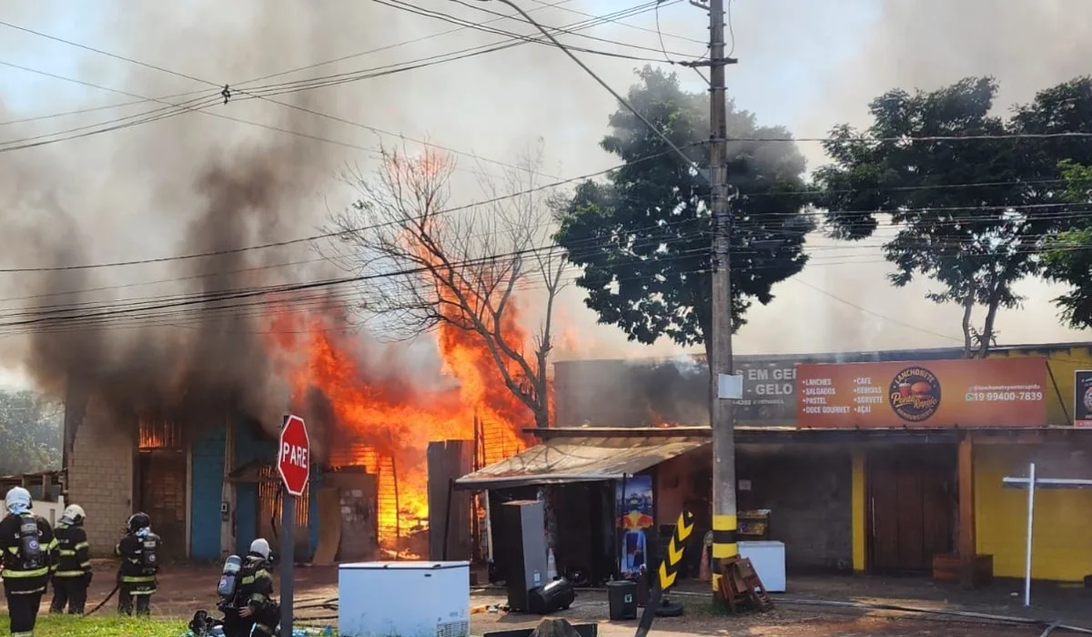 Madeireira que pegou fogo e atingiu lojas vizinhas não tinha alvará, diz Prefeitura