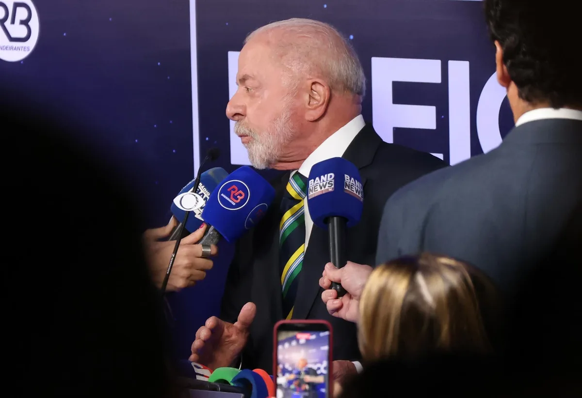 Lula y Flávio Bolsonaro intercambian acusaciones de corrupción en su primer debate para la segunda vuelta