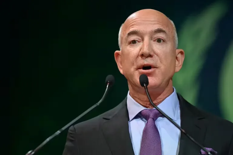 Jeff Bezos sorprendió con su nueva inversión: entró en un gigante de la Premier League