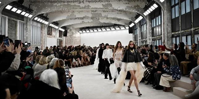 Fashion week de Paris : le défi de trouver un lieu où défiler