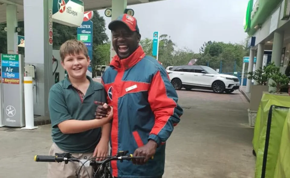 Menino abre mão de R$ 600 para viagem em família e presenteia frentista com bicicleta