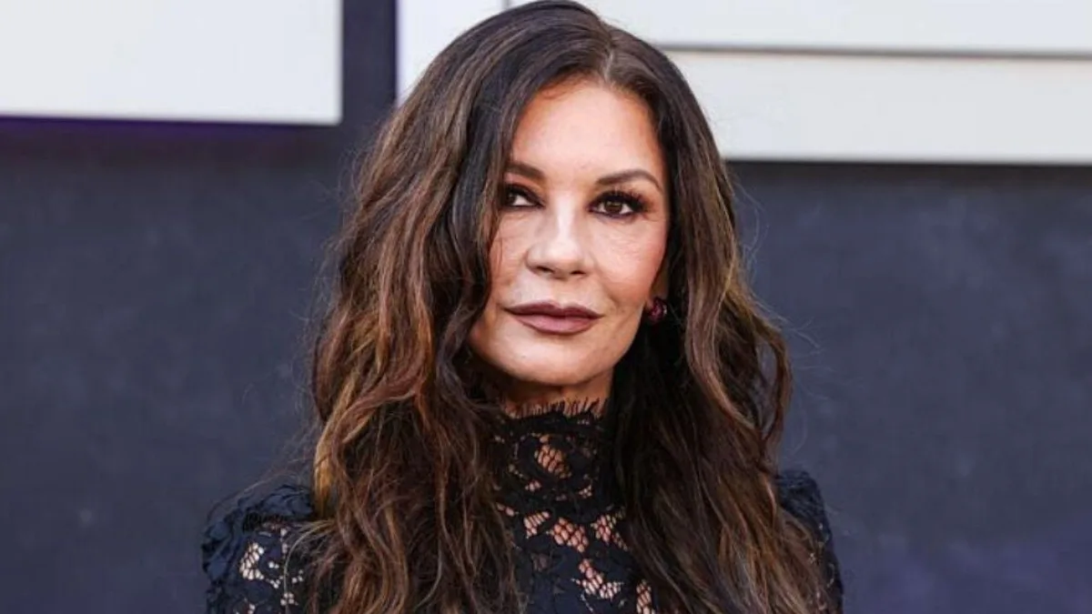 "Regardez bien cette inconnue, elle ne le restera pas longtemps" : il y a 36 ans, Catherine Zeta-Jones débutait sa carrière aux côtés de Thierry Lhermitte et Gérard Jugnot !