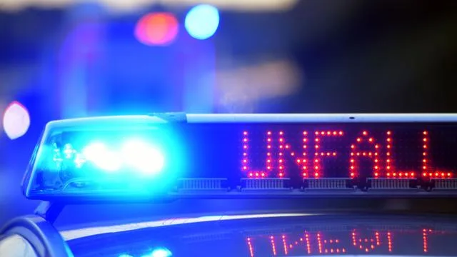 Unfälle: Fahrschülerin kracht beim Abbiegen mit Auto zusammen