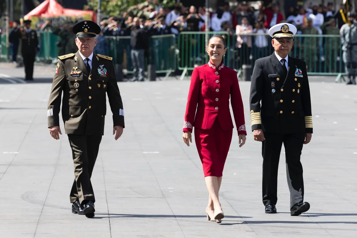 Así es el poderoso traje rojo que usó la presidenta Sheinbaum en el Desfile Militar por la Independencia
