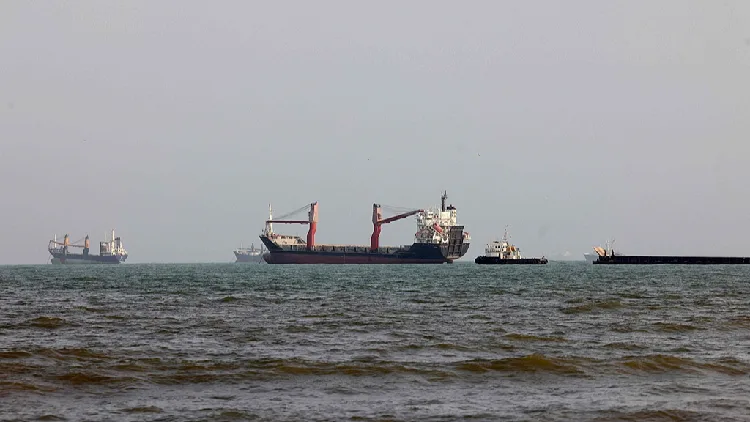 US vows 'economic D-Day' as Iran threatens to halt Gulf oil exports