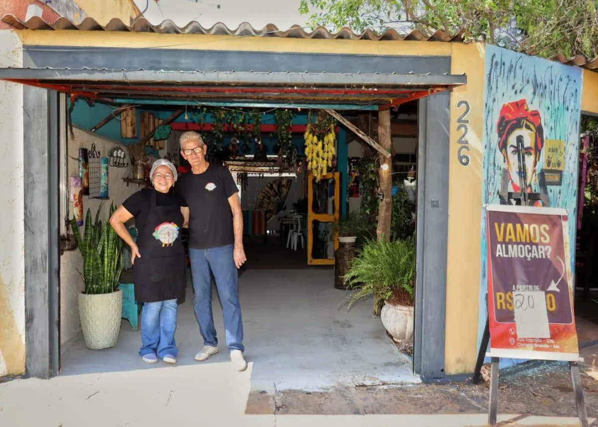 Casal abre restaurante em casa com comida caseira e galeria de arte