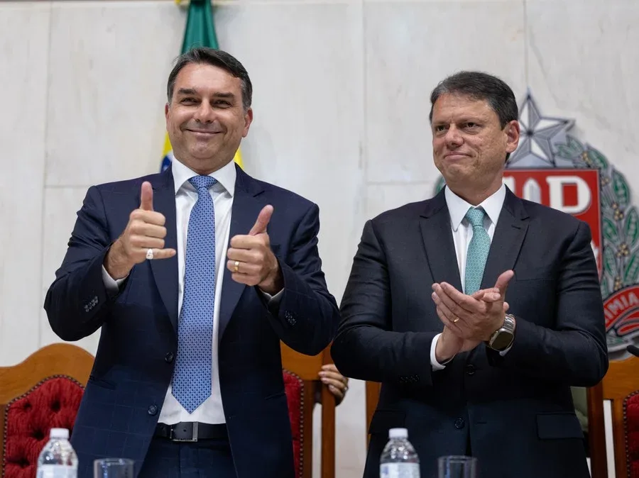 Tarcísio de Freitas e Flávio Bolsonaro postam fake para criticar ato pró-Lula