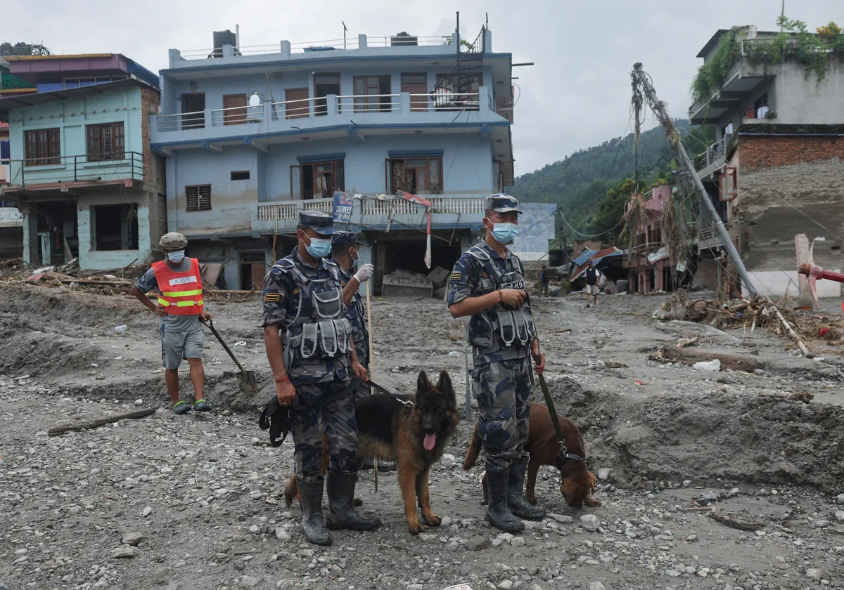 Nepal confirma el rescate del segundo español de los tres desaparecidos tras la riada, que ya ha dejado más de 600 muertos