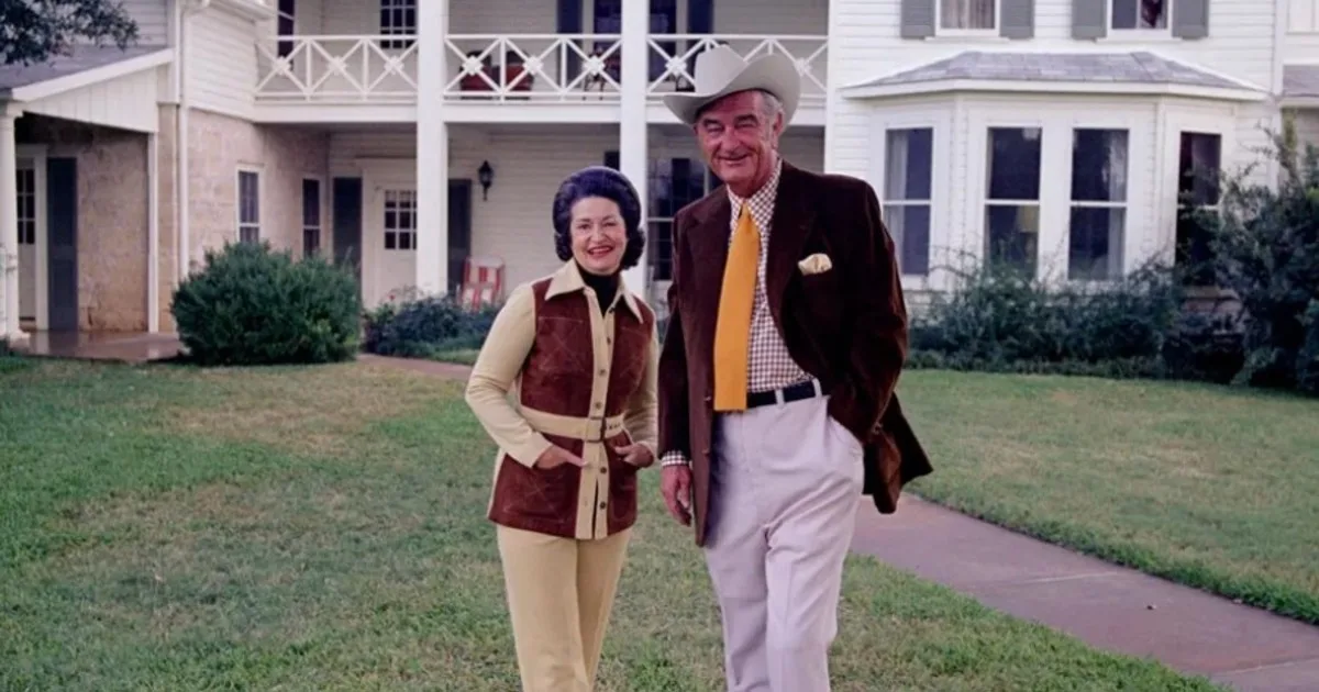 En 1972, Lyndon y Lady Bird Johnson donaron la Casa Blanca de Texas y unos 600 acres al gobierno estadounidense, pero conservaron los derechos vitalicios; ella continuó viviendo allí hasta 2007
