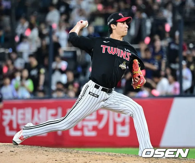 [사진]힘차게 공 뿌리는 LG 이정용