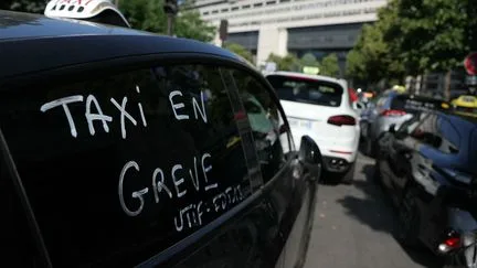 Les taxis manifestent à Paris contre le "chaos" des VTC dans les aéroports parisiens