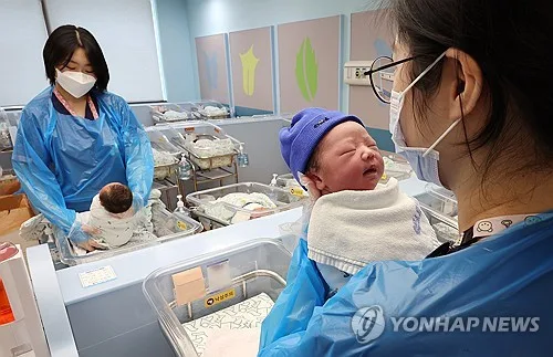 내년 7월 출생아부터 첫째 1천만원·셋째 1천500만원 현금 지원