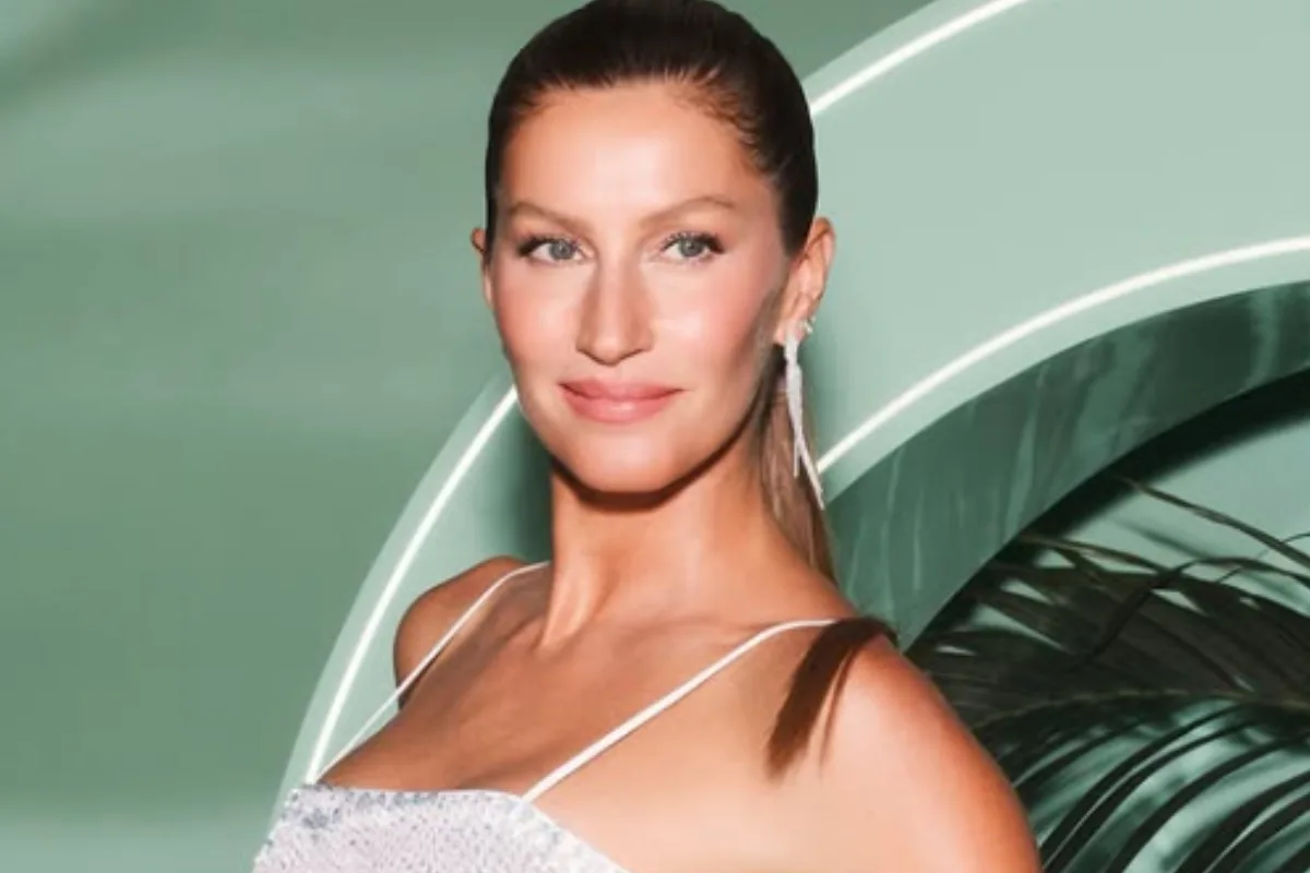 Gisele Bündchen é vista com pé machucado e usando muletas nos EUA