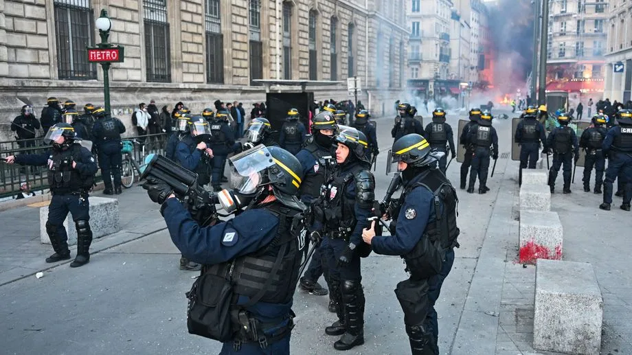 Mobilisation du 17 octobre : 1.800 interpellations en France, Emmanuel Macron s'adressera aux Français ce soir