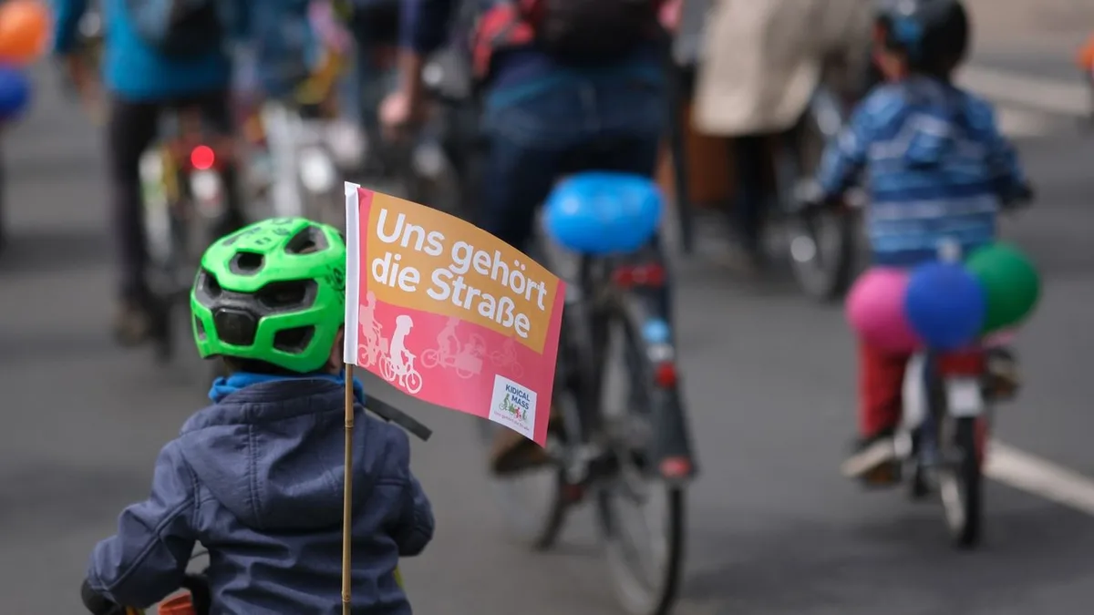 Schulweg kann gefährlich sein: Frankfurter Familien radeln für sichere Straßen