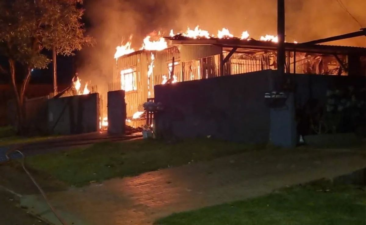 Vídeos mostram momento em que incêndio destrói casa em Cascavel