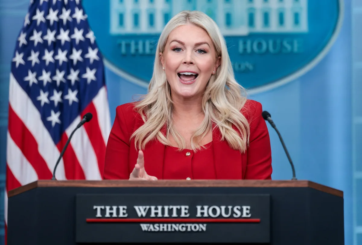 Karoline Leavitt: quem é a porta-voz da Casa Branca que pediu demissão do governo Trump