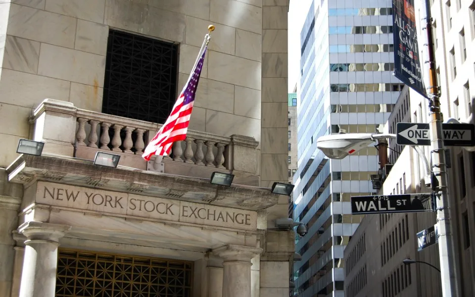 Wall Street abre mista após EUA alertarem para “Dia D” económico no Irão