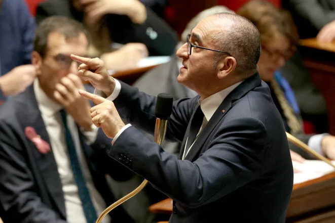 À l’Assemblée, le pouvoir droit dans ses bottes mais les pieds dans la boue
