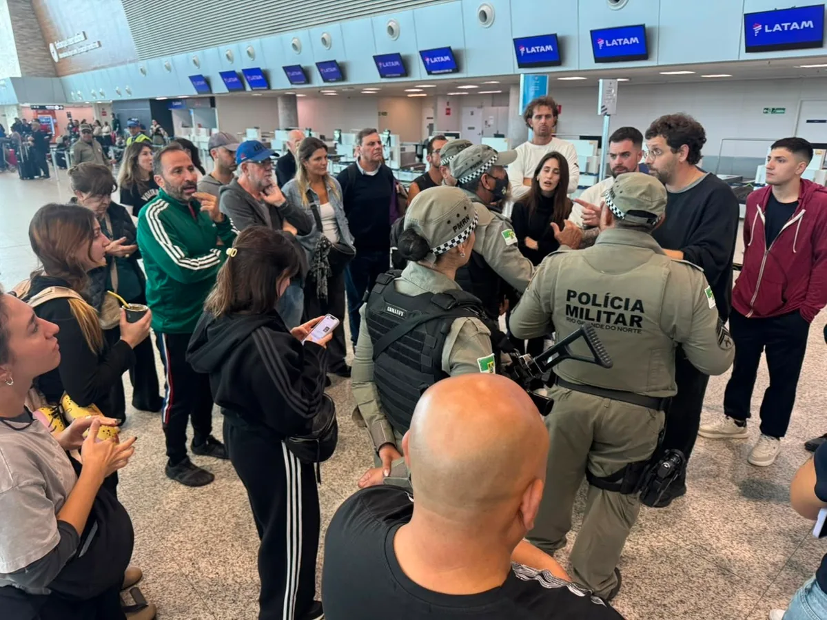 Passageiros de voo que fez pouso de emergência em Natal protestam e PM é acionada