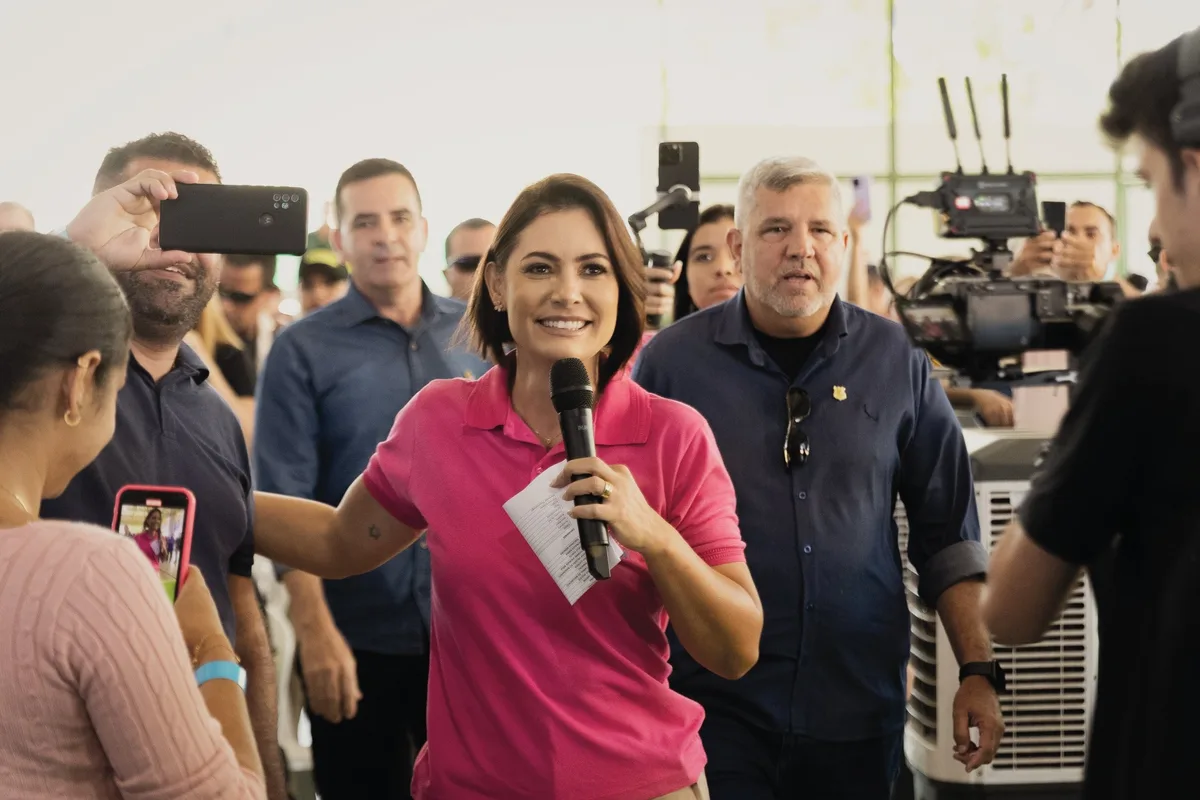 O ‘sinal de alerta’ para Flávio Bolsonaro que recoloca Michelle no centro da campanha