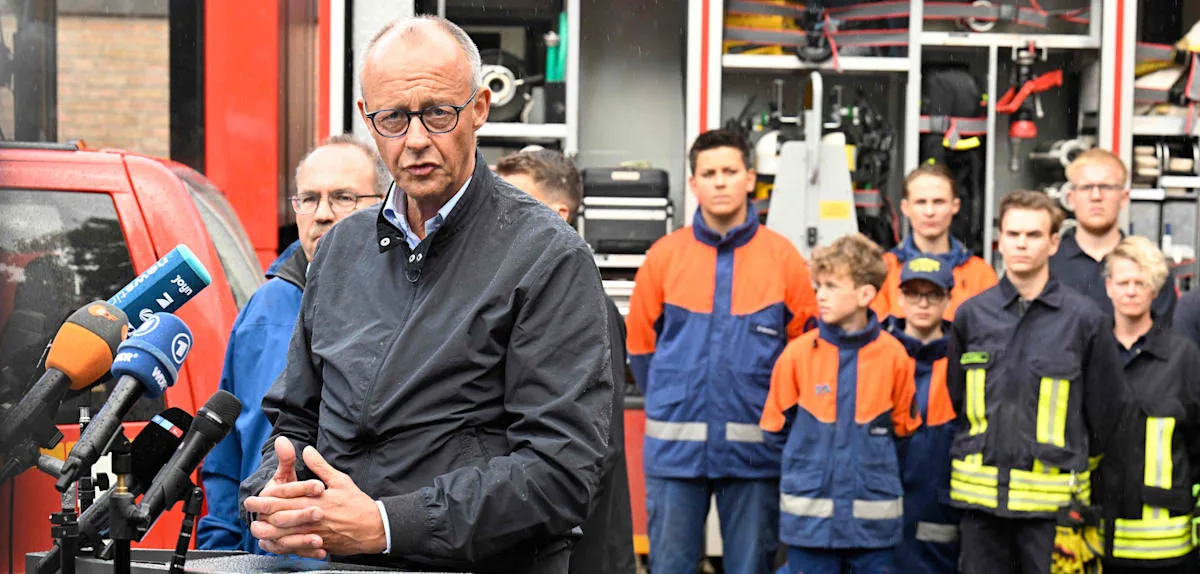 Merz dankt Einsatzkräften nach Brand in Hürtgenwald – und kassiert Buh-Rufe