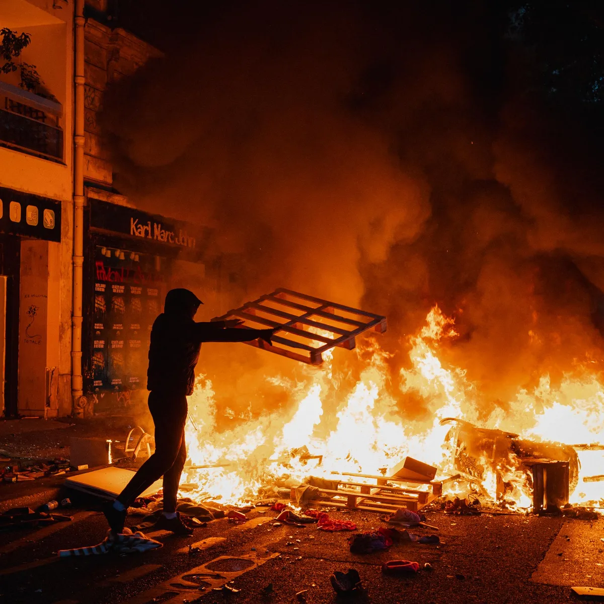 Frankreich - "Entsetzliches Ausmaß an Gewalt": viele Verletzte nach landesweitem Protesttag - Präsident Macron droht Randalierern