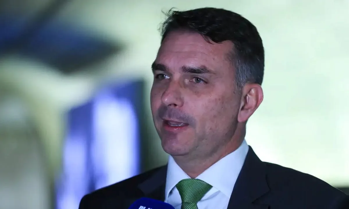 Flávio Bolsonaro cancela compromisso em comitê partidário no interior de SP