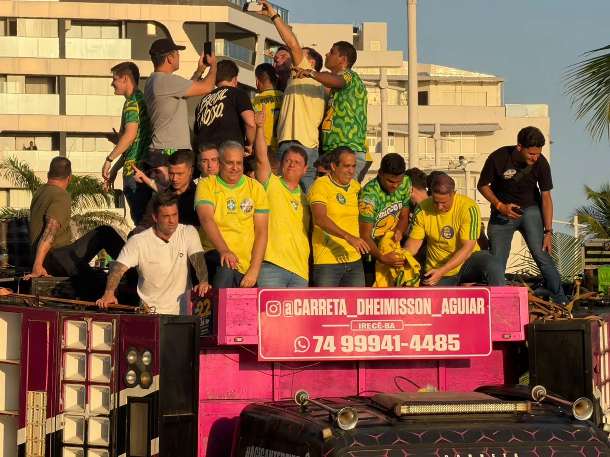 Flávio Bolsonaro faz ato de campanha ao lado de aliados em Salvador