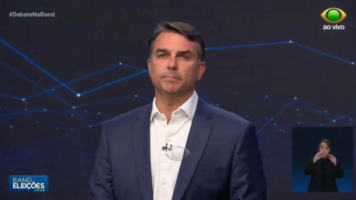 ‘Quero me comprometer a ter dinheiro no seu bolso’, diz Flávio Bolsonaro