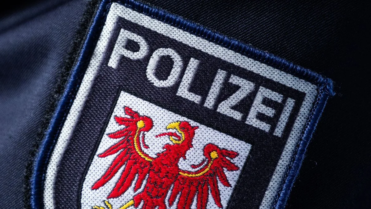 Vor einem Gebüsch: Polizei sucht vier Teenager nach Böller-Angriff