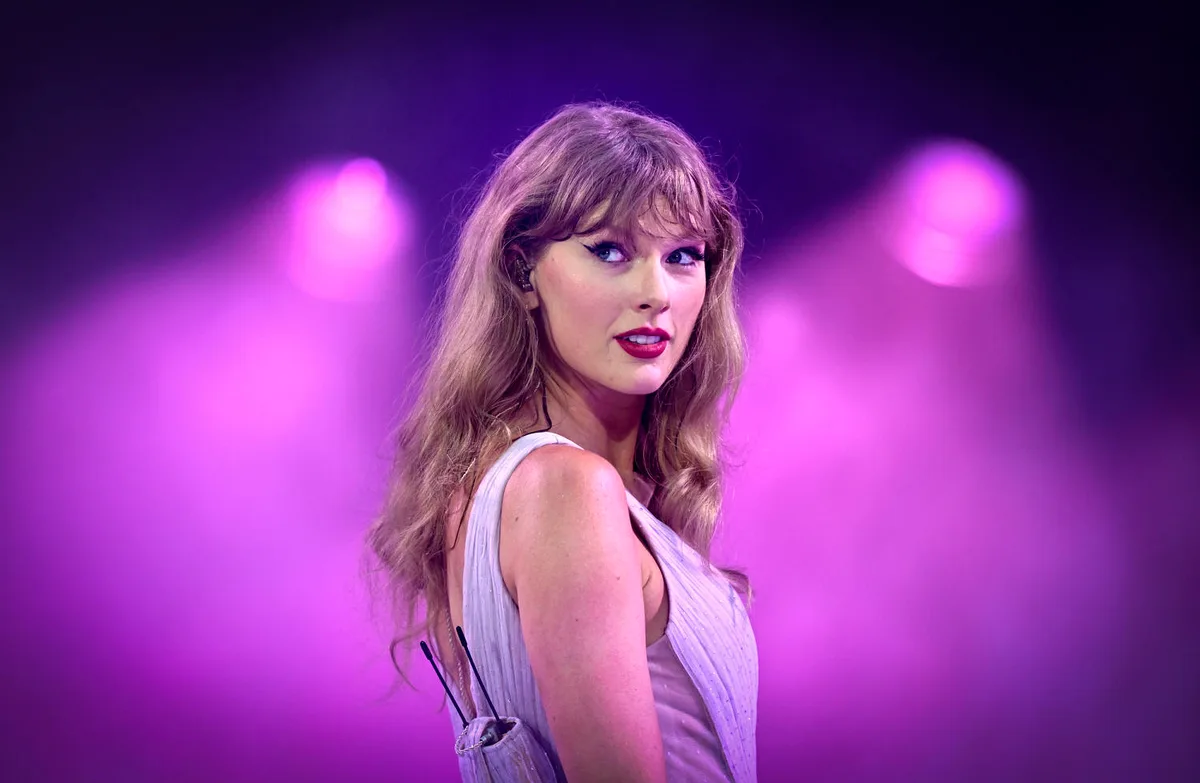 Taylor Swift donates $50,000 to mother who was seriously injured in car accident