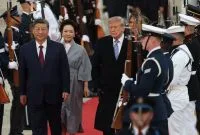 Trump e Xi Jinping participam de cerimônia de revista de tropas e sobrevoo