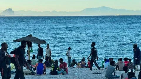 Decenas de personas con banderas nacionales tratan de boicotear el reparto de alimentos de Cruz Roja en Ceuta