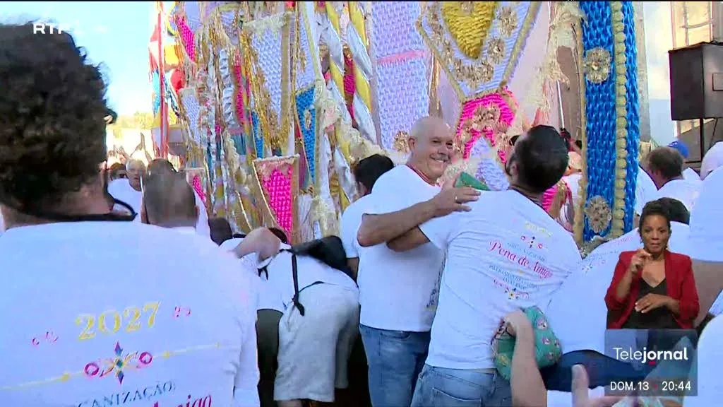 Procissão da Senhora da Pena. "Maior andor do mundo" carregado por 110 homens