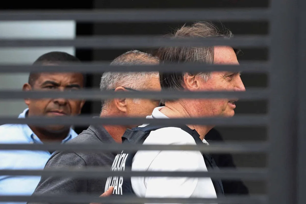 Bolsonaro pede ao STF consulta odontologica com mulher de Flávio; filho assina petição