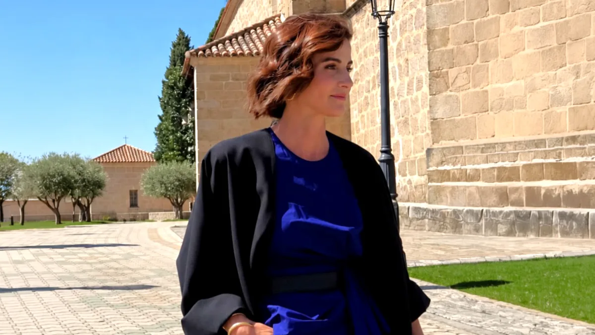 Rosario Domecq rompe con su discreción habitual y sorprende como invitada de boda con su look azul eléctrico, kimono negro y brazalete bizantino