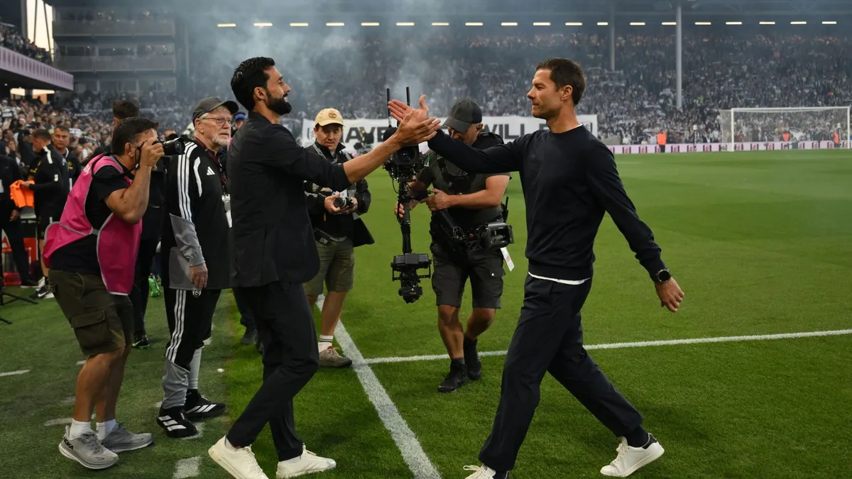 Xabi Alonso le gana la primera batalla a Arbeloa en el estreno de los dos técnicos en la Premier League (2-3)