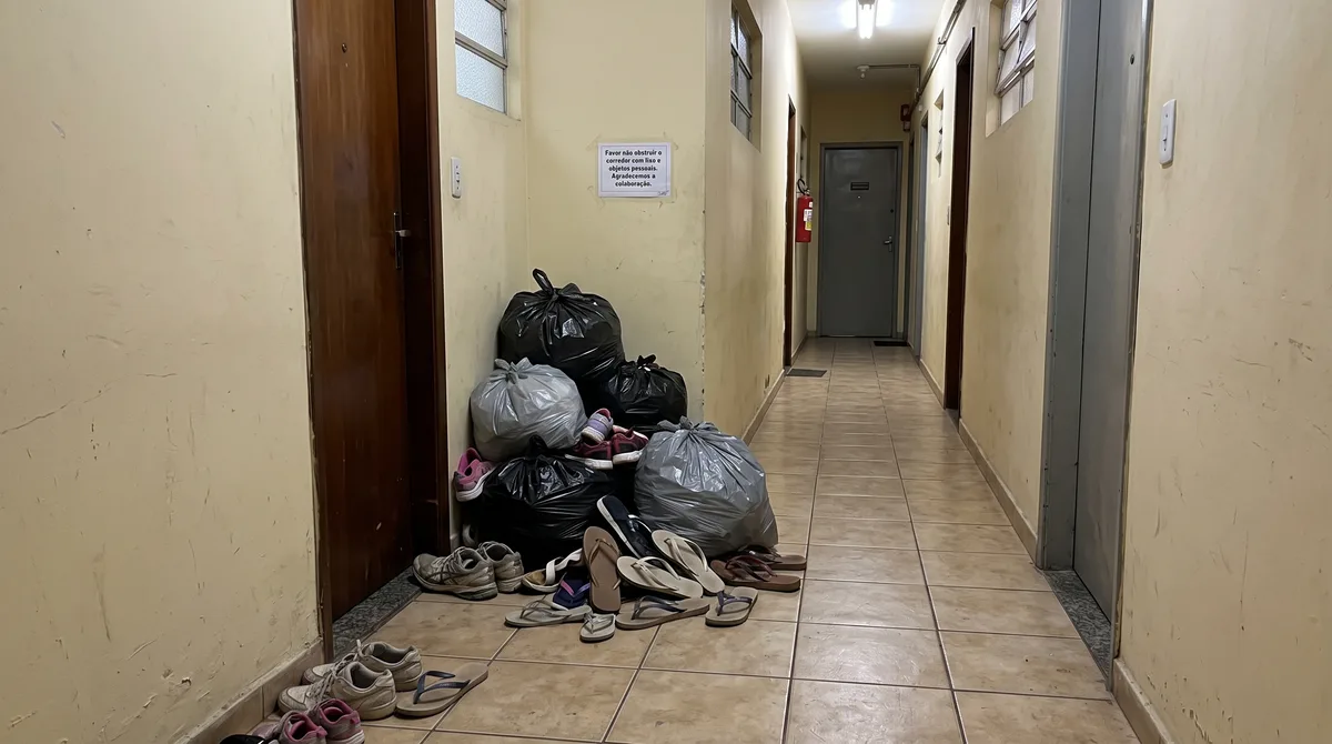 Morador deixa sacos de lixo e sapatos no corredor do andar todos os dias, vizinhos denunciam ao síndico e condomínio notifica a unidade por uso indevido de área comum e infração às normas de salubridade