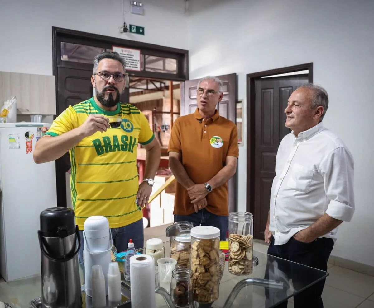 “Compro de caixa”: Alan Rick e Ricardo Leite tomam café com bolacha Miragina na empresa