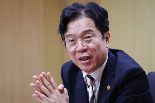 [인터뷰] 김영훈 노동장관 "종로3가역에 '전태일역' 병기 추진"