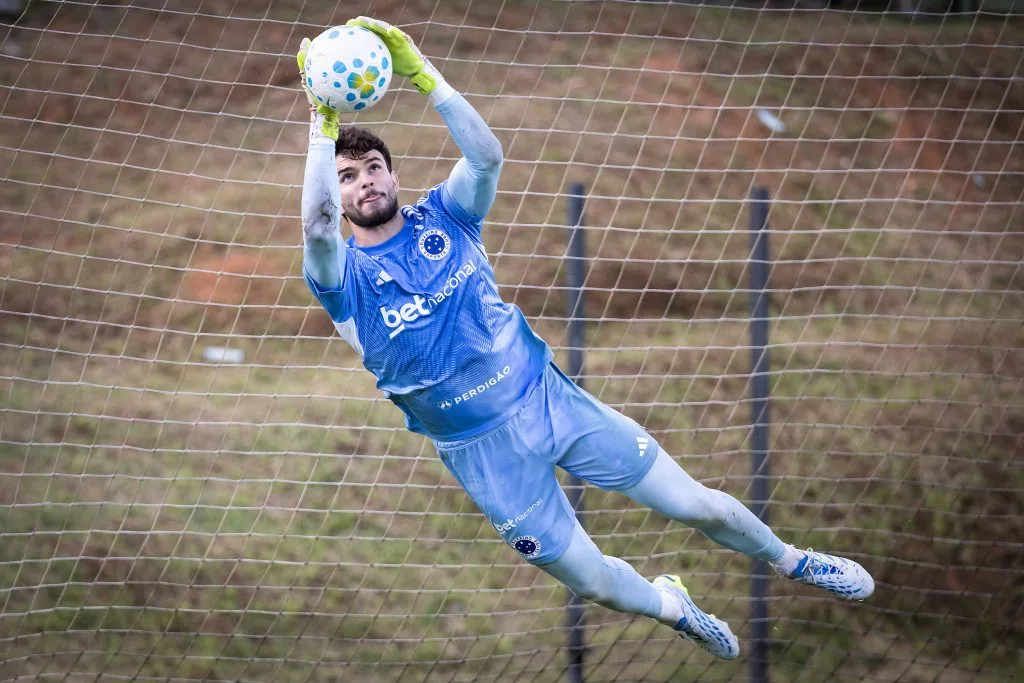Em semana de convocação, goleiro comenta atuação após derrota