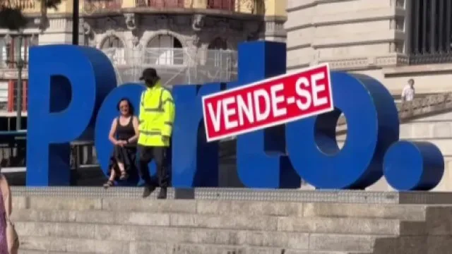 As imagens do cartaz que coloca o Porto "à venda" (e dezenas reúnem-se)