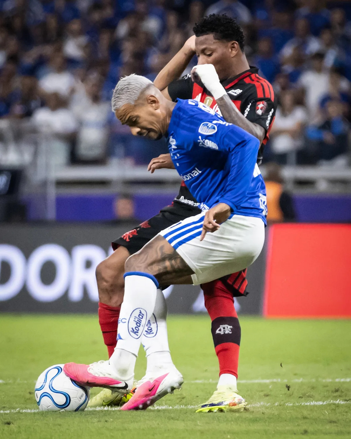 Matheus Pereira reclama de lance que originou gol do Flamengo e diz que sofreu pênalti; assista