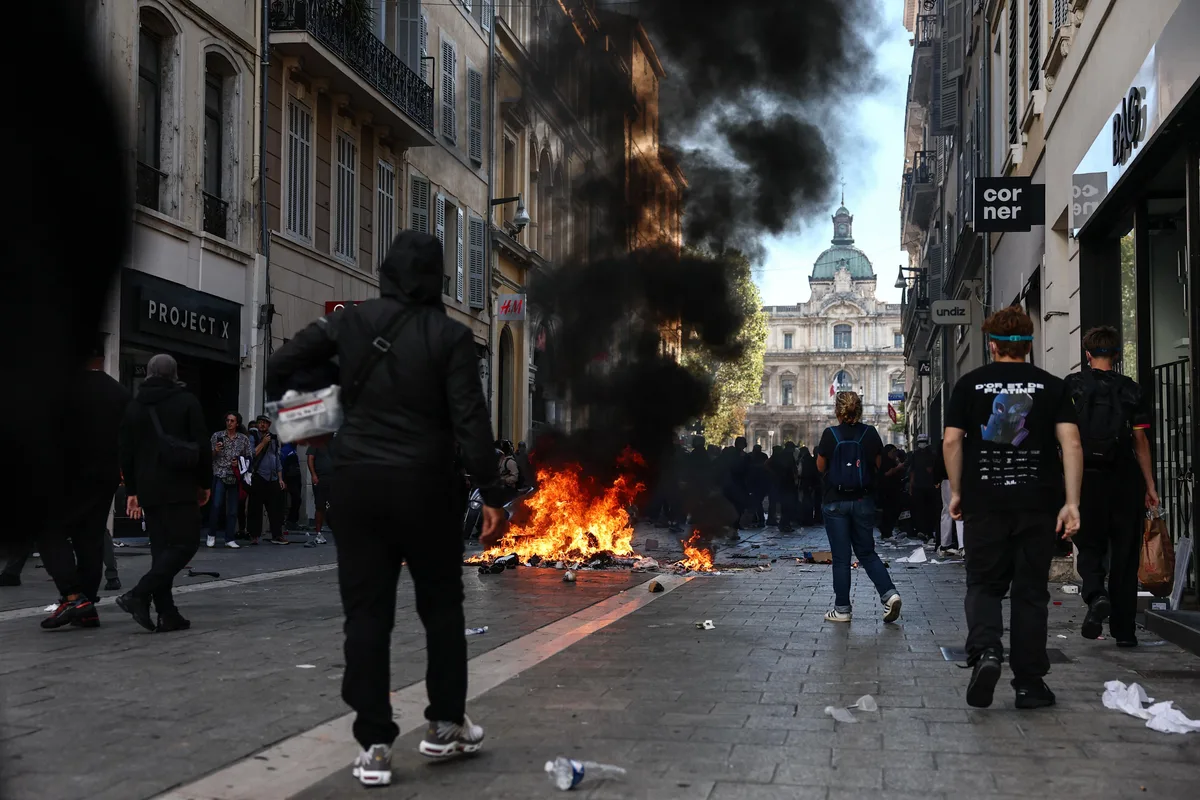 "On prend la Bastille" : des centaines de milliers de manifestants partout en France et des violences spectaculaires