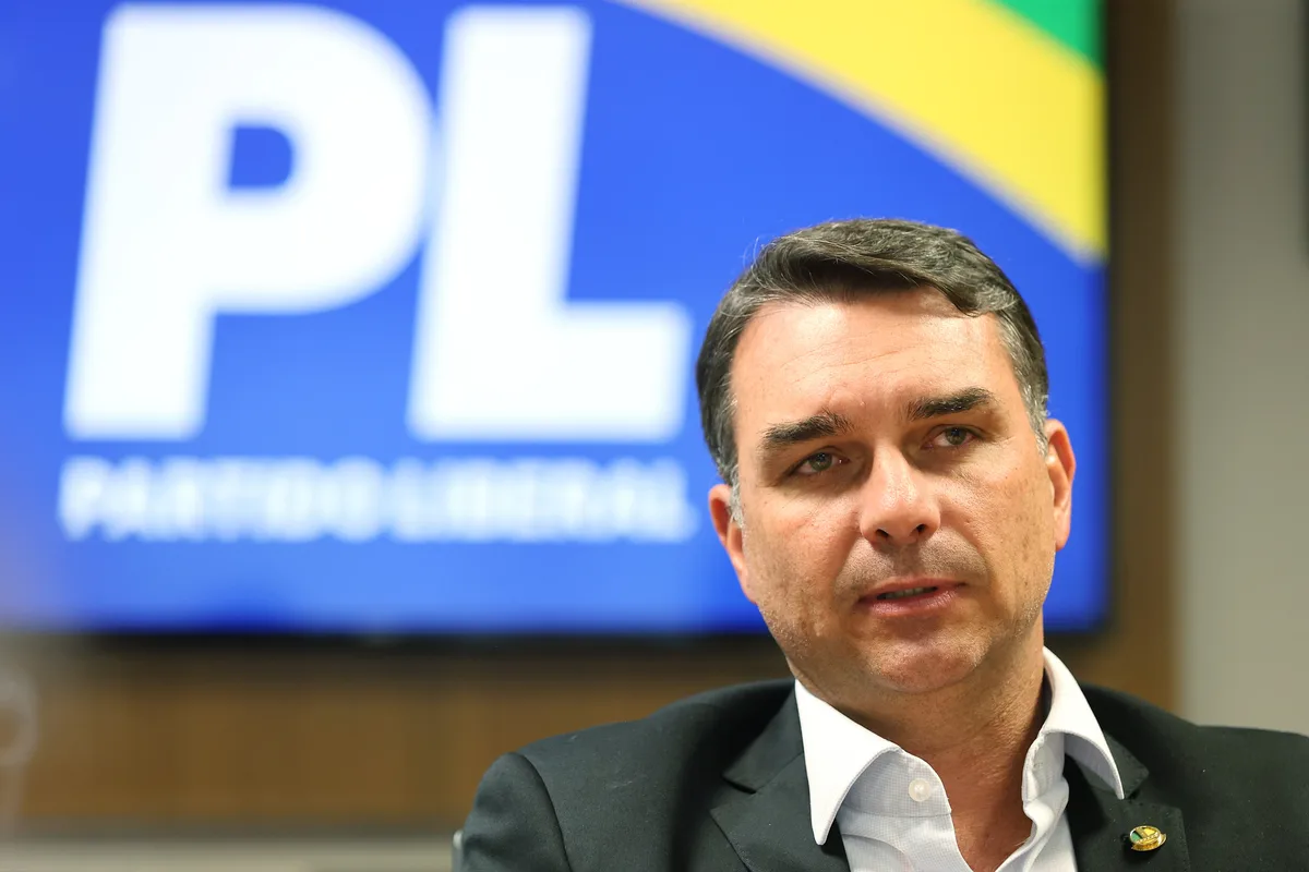 Flávio quer fazer “Tesouraço da Censura” e revogar atos de Lula