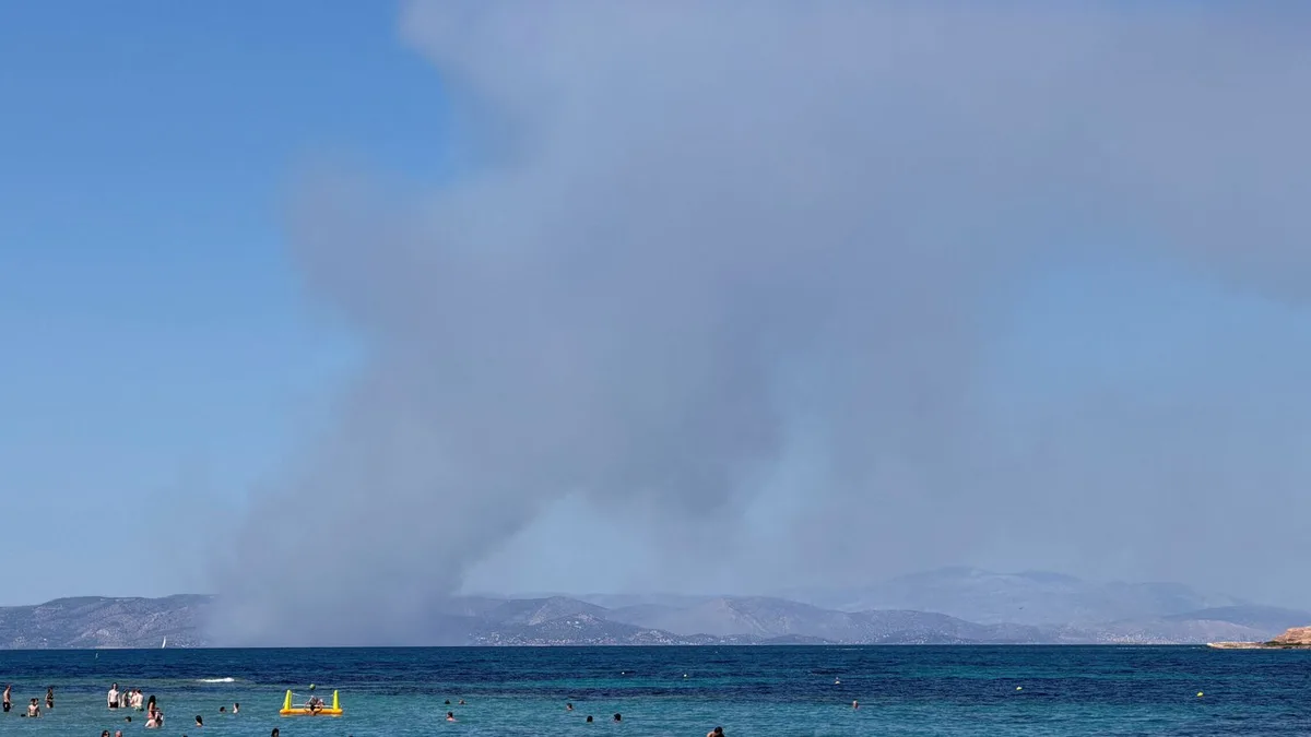 Mueren dos personas y otras cuatro resultan heridas en un incendio en la isla de Salamina en Grecia